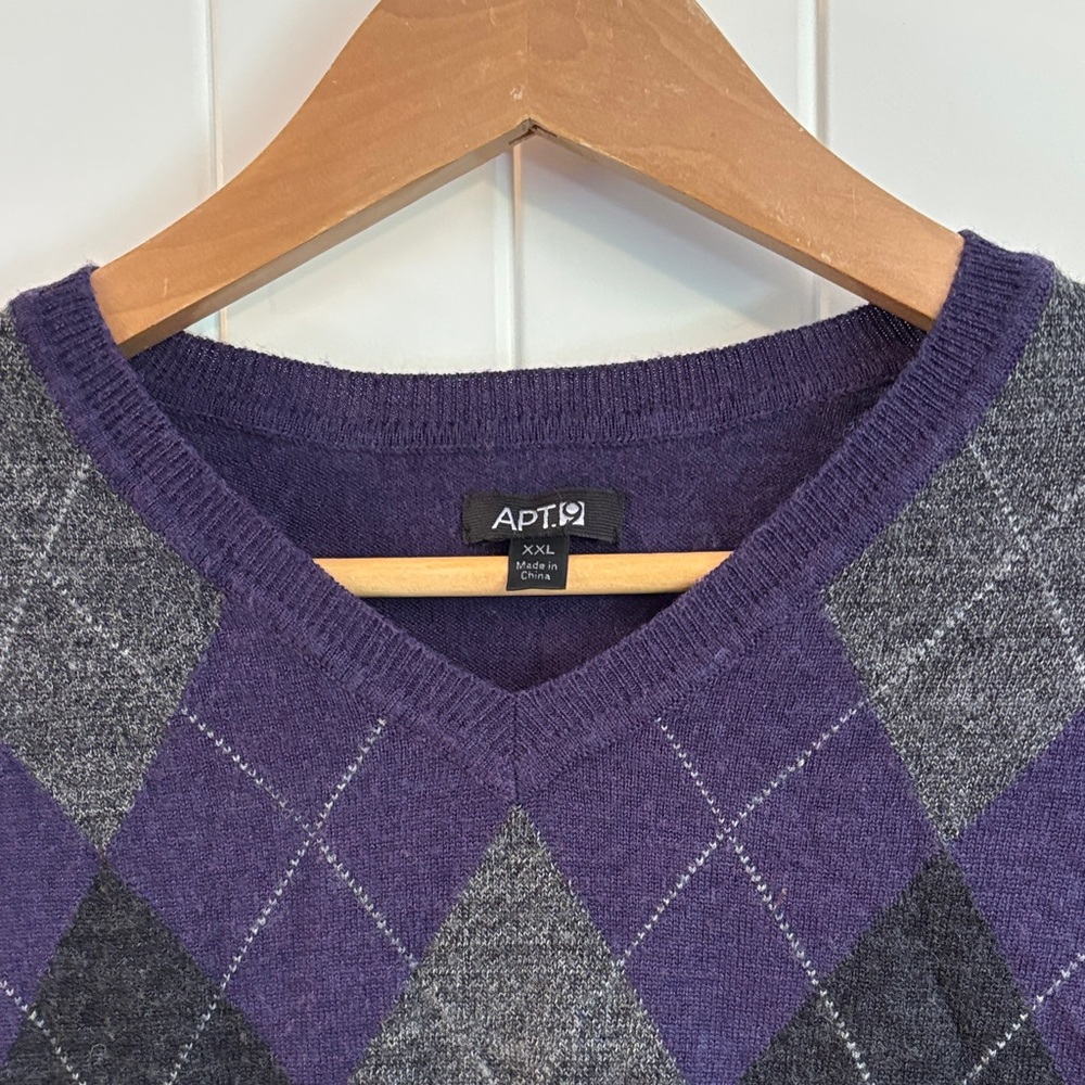 Apt. 9 Men's V-Neck Sweater in Purple and Gray Argyle